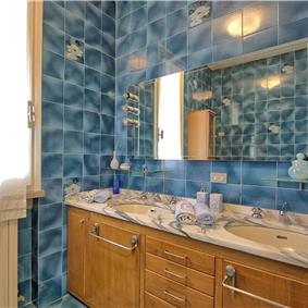 3 bedroom villa with pool and tennis court near Florence, sleeps 6